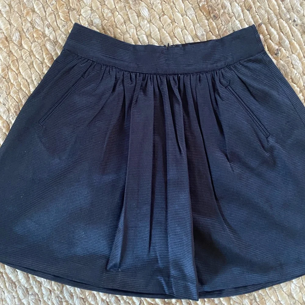 Banana Republic high waisted ribbed Satin Mini Skirt - Picture 2 of 5